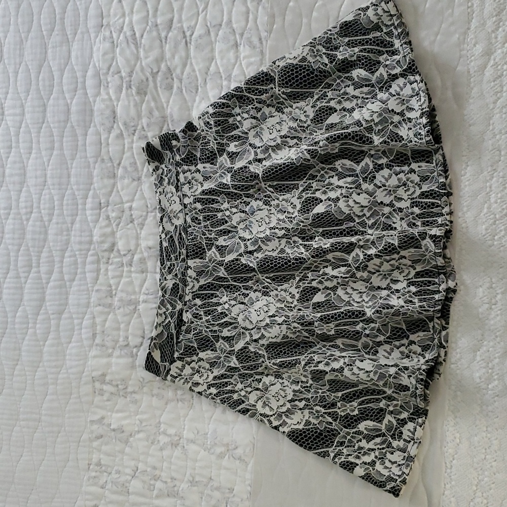 Ally B girls lace skirt size 7-8 black/white